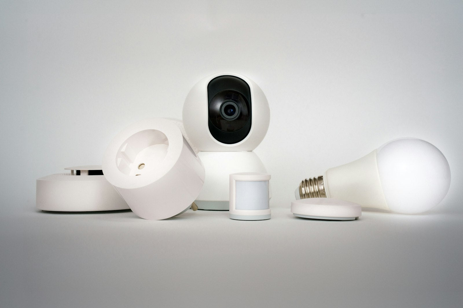 Varios dispositivos electronicos sobre una mesa