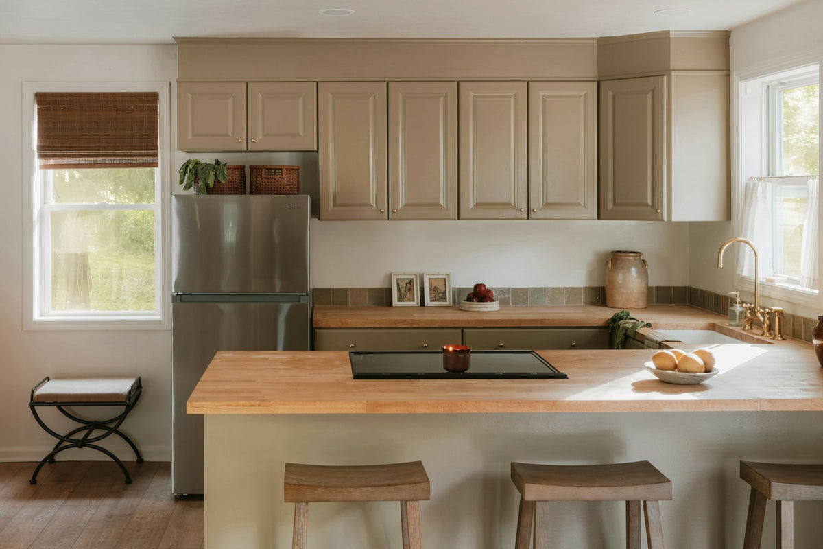 Cocina moderna con isla y encimera de madera clara